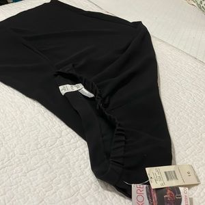 Koret Black skirt size 16 100% polyester Elastic back button/zipper pockets
